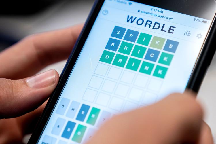 Grøn er lig med gevinst for de mere end 2 millioner brugere, der efter sigende hver dag gætter med på Wordle. Foto: Stefani Reynolds/AFP Foto: Stefani Reynolds/Ritzau Scanpix