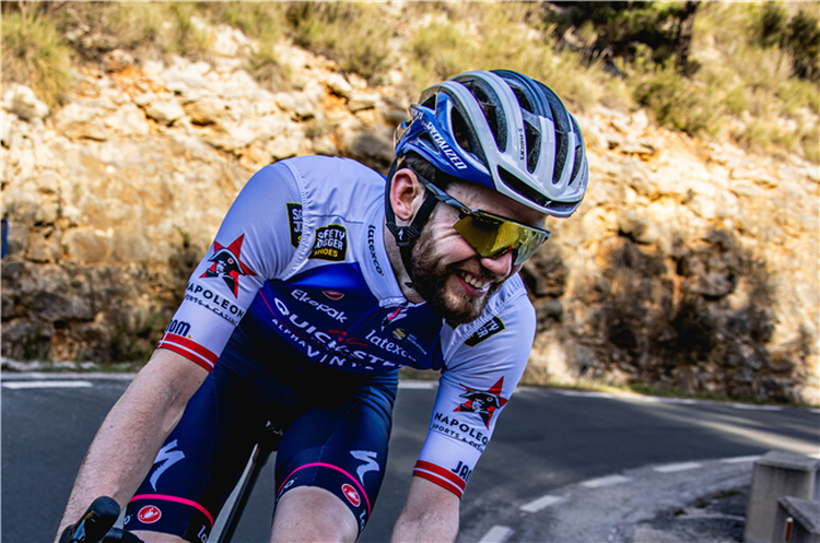 Kasper Asgreen i aktion under Quick-Step Alpha Vinyls træningslejr i Calpe frem mod de kommende store opgaver. Foto: Wout Beel. 