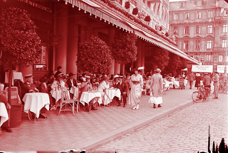 På Kbhbilleder.dk kan du se historiske filmklip fra Københavns hverdag - for eksempel dengang, der var brand i Hotel d'Angleterre. Fotoet fra hotellet her er taget af Politikens fotograf Holger Drachmann i begyndelsen af 1900-tallet. 