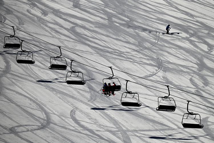 Danskerne er blevet i tvivl om, de kan komme på skiferie, og kimer forsikringsselskaberne ned for at høre, hvordan deres vilkår er. Foto: Barbara Gindl/Ritzau Scanpix