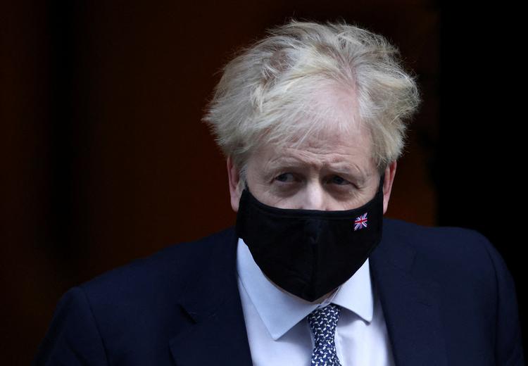 Boris Johnson går en hård uge i møde med mediernes fokus på hans fester under coronanedlukningen. Kan et forslag om at afskaffe licensen, der vil ramme BBC hårdt, fjerne fokus fra hans person?  Foto: Henry Nicholls/Ritzau Scanpix