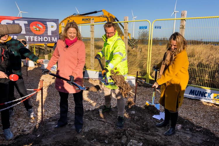    Transportminister Benny Engelbrecht, København overborgmester Sophie Hæstorp Andersen og adm. direktør for By &amp; Havn Anne Skovbro tager det første første spadestik på Lynetteholm ved Lynetteholms byggeplads på Refshaleøen mandag den 17. januar 2022 (Foto: Martin Sylvest/Ritzau Scanpix)   Foto: Martin Sylvest/Ritzau Scanpix