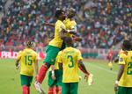 Camerouns anfører Vincent Aboubakar (th. i luften) scorede atter for sit hold ved Africa Cup of Nations, da modstanderen mandag var Cape Verde. Foto: Mohamed Abd El Ghany/Ritzau Scanpix