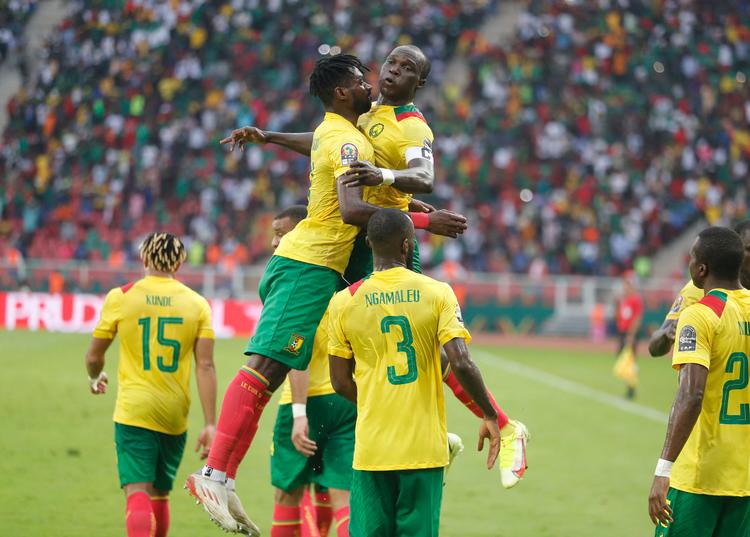 Camerouns anfører Vincent Aboubakar (th. i luften) scorede atter for sit hold ved Africa Cup of Nations, da modstanderen mandag var Cape Verde. Foto: Mohamed Abd El Ghany/Ritzau Scanpix
