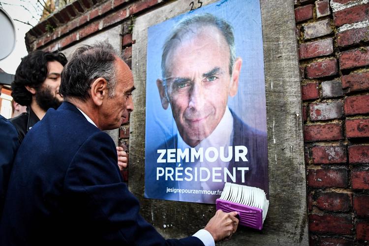     Éric Zemour rejser landet rundt i valgkamp, og han samler mange mennesker på sine møder. Han ligger i målingerne tæt på den borgerlige Valérie Pecresse og højrepopulisten Marine Le Pen. Foto: Bertrand Guay/Ritzau Scanpix