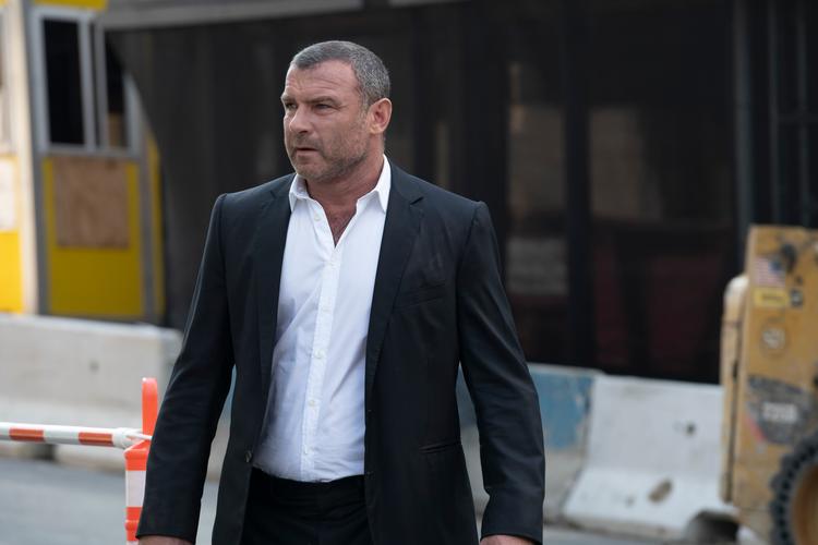 Ray Donovan - The Movie gør det ud for den afsluttende sæson i serien om den irsk-amerikanske forbryder. Den er god, men også flagrende.  Foto: PR-foto: Paramount +