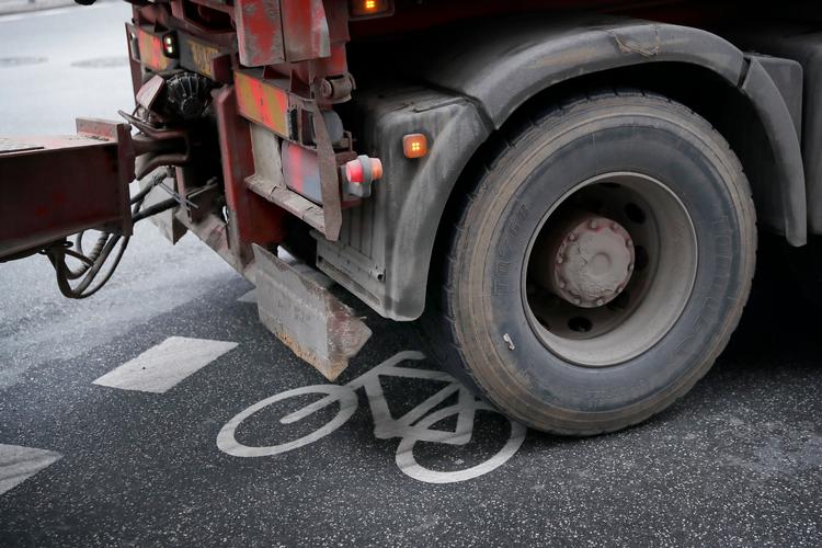 En ulykke på Vesterfælledvej gav en cyklist livstruende kvæstelser - og førte til et spørgsmål om tunge lastbilers adgang til at køre rundt i København i myldretiderne. Foto: Jens Dresling
