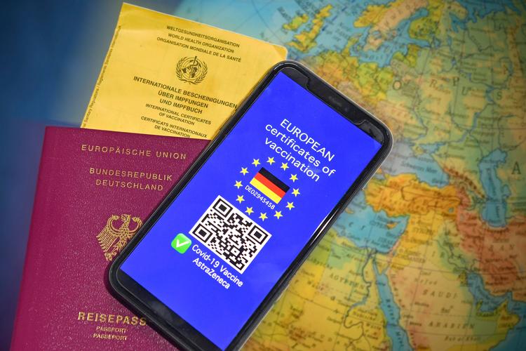 Selv med et pas fra Danmark eller som her Tyskland, så rejser man ikke uden coronapas og vaccinationsbekræftelse for tiden. Foto: Frank Hoermann / Sven Simon/Ritzau Scanpix