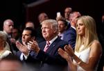 Donald Trump fotograferet sammen med børnene Donald Trump, Jr., og Ivanka Trump i 2016. Foto: Matt Rourke/Ritzau Scanpix