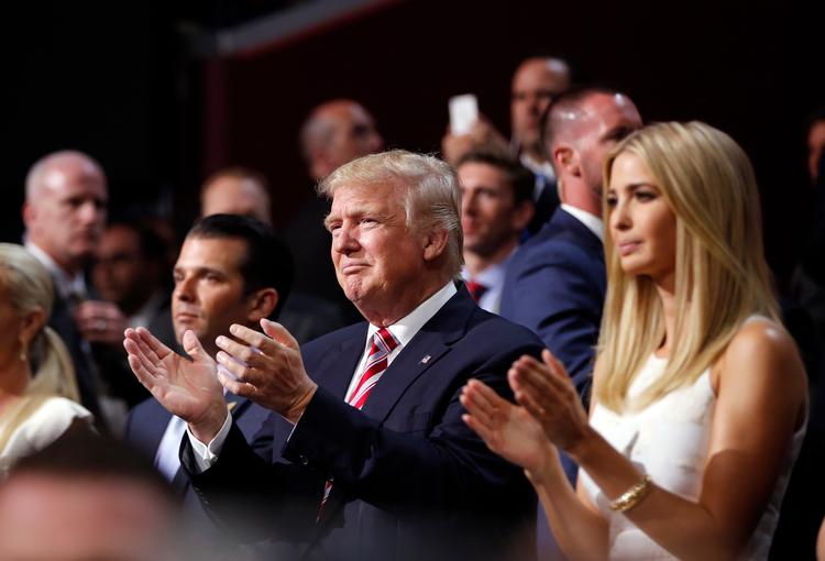 Donald Trump fotograferet sammen med børnene Donald Trump, Jr., og Ivanka Trump i 2016. Foto: Matt Rourke/Ritzau Scanpix