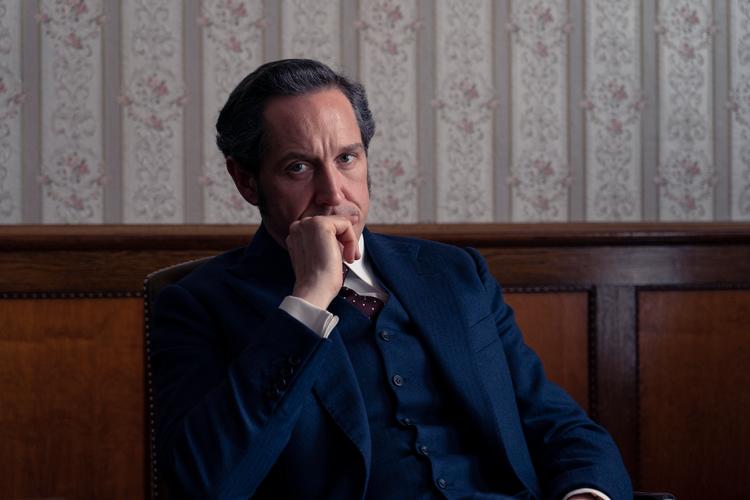 En smuk mand gør det ikke. Bertie Carvel har ikke den fornødne dæmoni til rollen som Dalgliesh.  Foto: PR-foto: New Pictures