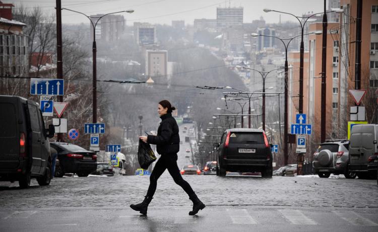 En kvinde går over gaden i Donetsk i det østlige Ukraine tirsdag.  Foto: Alexander Nemenov/Ritzau Scanpix