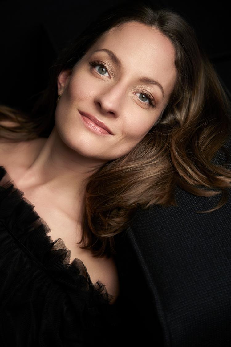 Christiane Karg giver stemme til den unge Debussys svale, mystiske musik. Foto: Gisela-Schenker