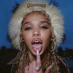 Man kan se det på coveret. Der er sket noget nyt. Tidligere var FKA twigs album prydet af groteske tegninger af hende. Nu er hun sig sel. 