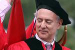     Beacon Capital Partners chief, executive officer Alan M. Leventhal looks over his shoulder has he receives an honorary degree during Boston University's graduation ceremony, Sunday, May 17, 2009, in Boston. (AP Photo/Mary Schwalm)   Foto: Mary Schwalm/Ritzau Scanpix