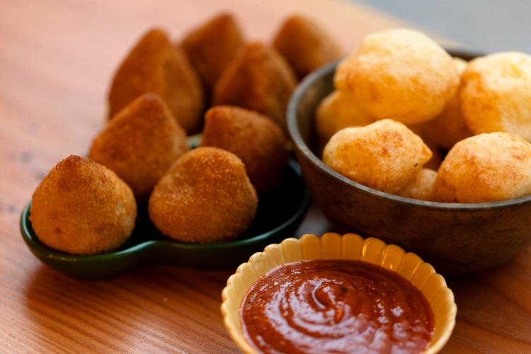 En skål med pao de queijo og coixinhas hos Selva. Foto: Marcus Emil Christensen