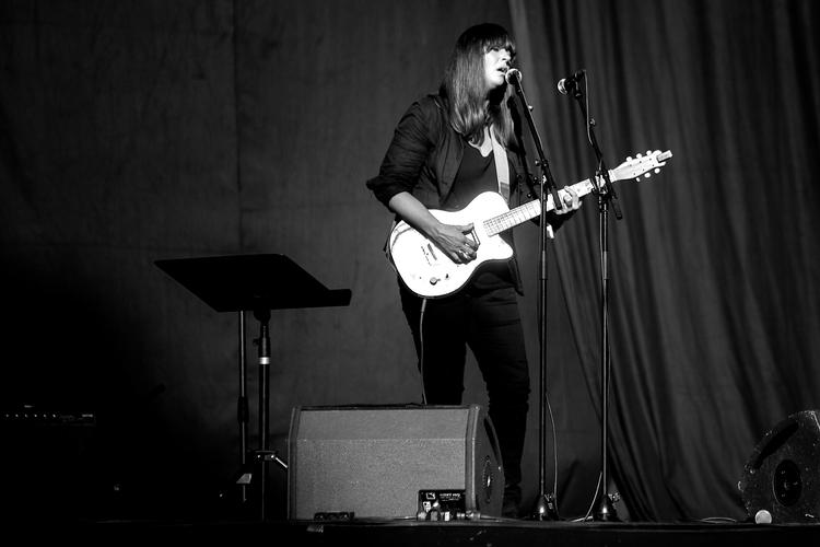 Cat Power er en stærk og utraditionel fortolker af både andres og egne sange. Hun har udgivet tre coveralbums, senest 'Covers', der udkom tidligere på måneden. Her ses hun i 2017 på den fynske festival Heartland, som hun også spiller på til sommer.  Foto: Ivan Boll