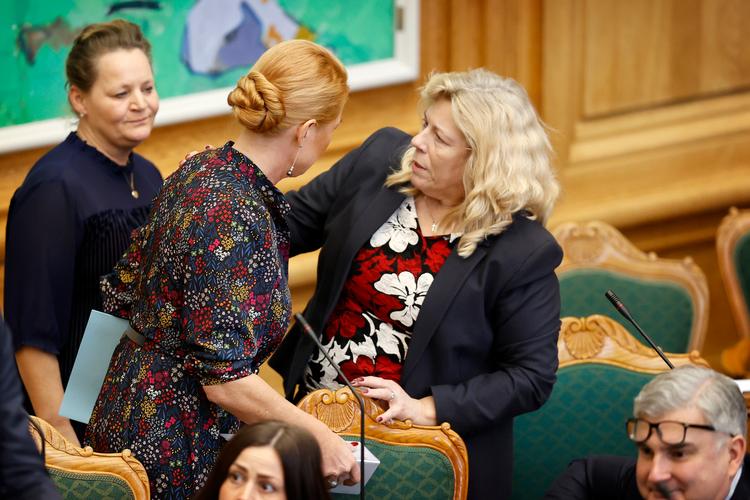 Lise Bech giver her Inger Støjberg støtte under debatten om, hvorvidt Inger Støjberg skulle dømmes uværdig til at sidde i Folketinget. Foto: Jens Dresling