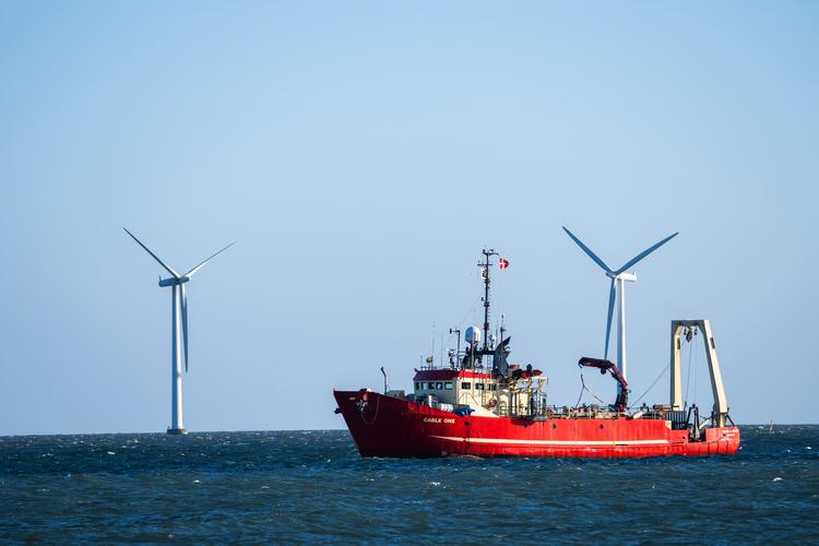 Arbejdet med at anlægge Lynetteholmen er så småt gået i gang. Her er et kabelfartøj ved at flytte Hofors kabler ud til vindmøllerne, så de ikke ligger i vejen for den store halvø. Foto: Martin Sylvest/Ritzau Scanpix