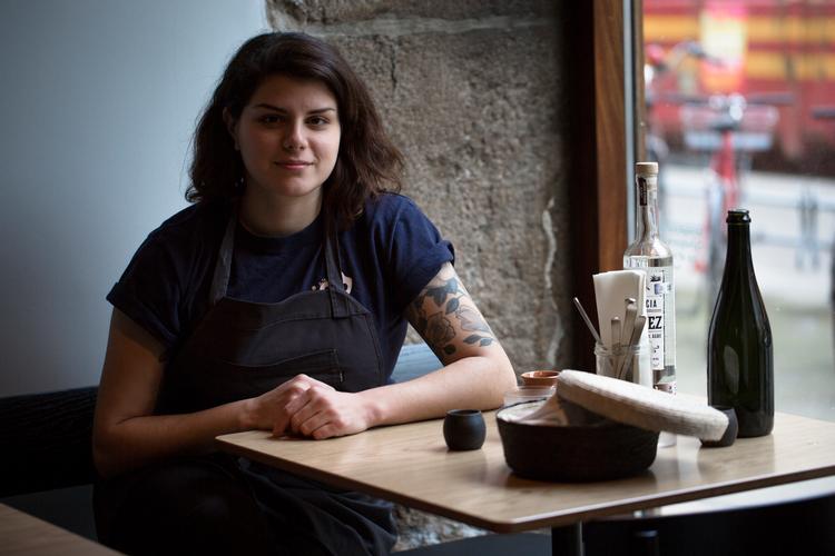     Den 31-årige kok Rosio Sanchez kom til Danmark fra Chicago som 23-årig, da hun blev ansat som souschef på Noma. Nu åbner hun sit tredje mexicanske spisested i København.    Foto: Henriette Dæhli