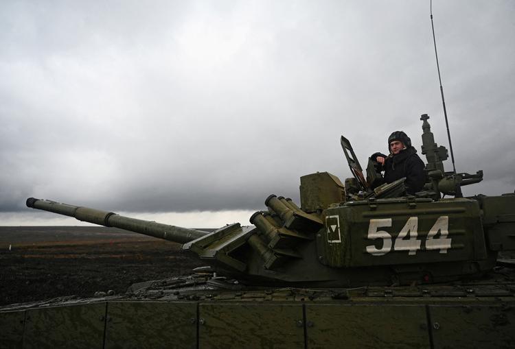 En russisk tank under en øvelse i Rostov-regionen i december 2021.  Foto: Sergey Pivovarov/Ritzau Scanpix