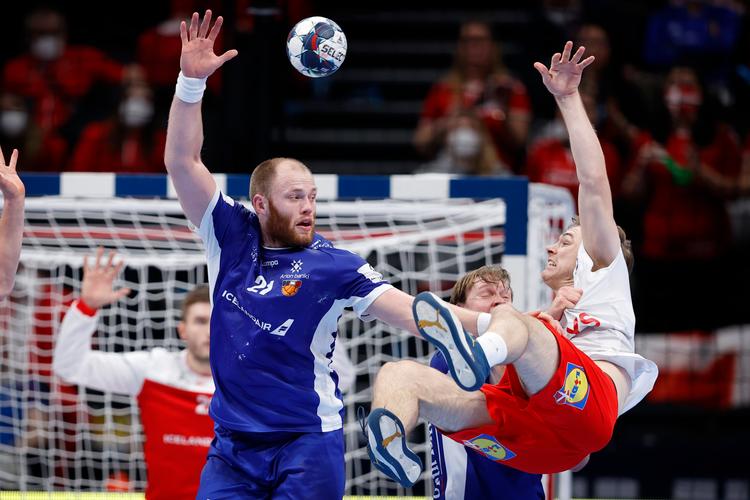  Ud over blandt andet ni mål leverede Mathias Gidsel, her i kamp mod Islands Arnar Freyr Arnarsson, akrobatik på højt plan.   Foto: Jens Dresling