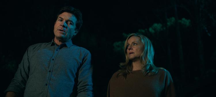 Der er ikke så megen tid til kys og kærlige ord, når virkelighedens modbydeligheder står i kø foran hovdeddøren.  Foto: PR-foto: Netflix
