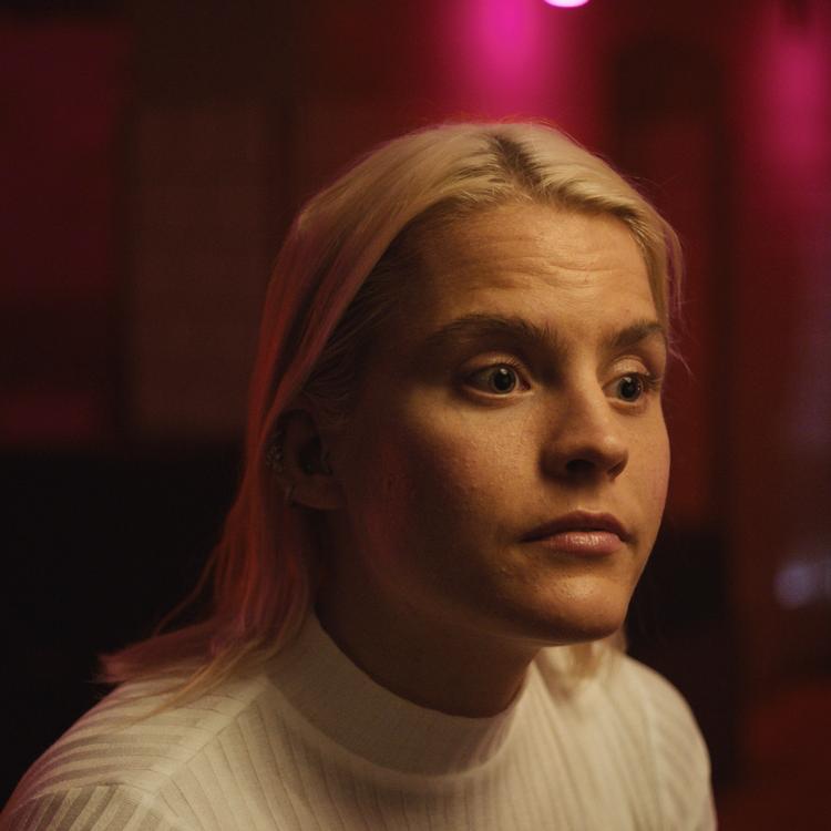Ulrikke Falch slog igennem som Vilde i den norske 'Skam'. Nu har hun hovedrollen i en svensk komedieserie om den svære kærlighed. Foto: fra tv-serien