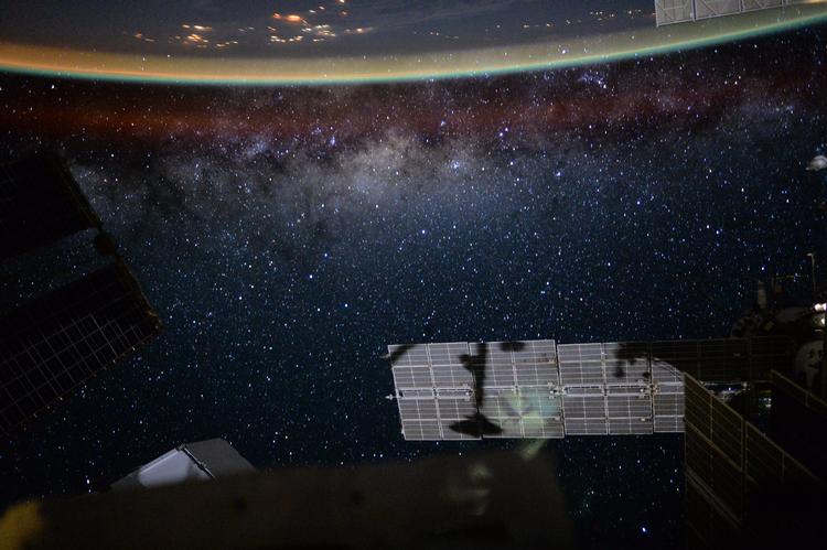 Mælkevejen og Jorden fotograferet af den danske astronaut, Andreas Mogensen, fra den Internationale Rumstation i 2015.  Foto: Esa