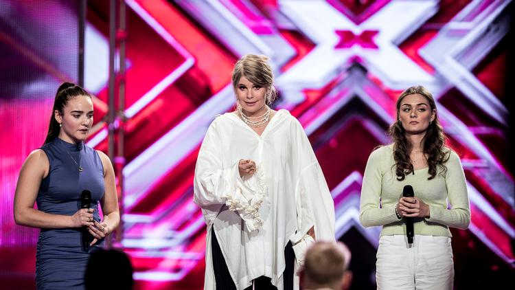 Der var drama på skærmen fredag aften, da to af de sangerinder, som havde erobret en stol i ugens six chair challenge, pludselig skulle synge mod hinanden.  Foto: Lasse Lagoni/TV2 Danmark