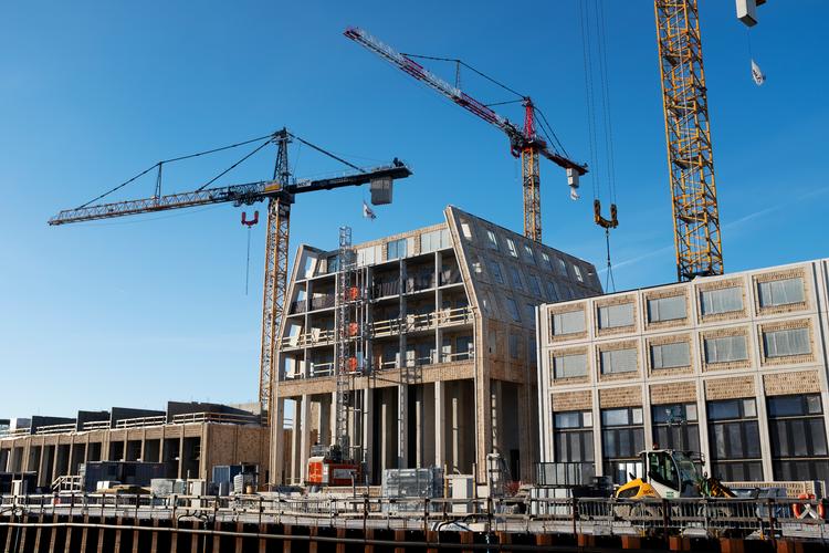 I dag skyder nye boligblokke op på den kunstige ø, Motzmann byggede for at kølhale skibe. I folkemunde hedder den Papirøen. Dens officielle navn er Christiansholm. Foto: Thomas Borberg