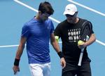 Novak Djokovic bakkes, ikke uventet, fortsat solidt op af sin træner gennem mange år, Marián Vajda (th.), der forsikrer, at det serbiske tennisikon vil vende tilbage til sporten, når han han taget en pause.    Foto: Kin Cheung/Ritzau Scanpix