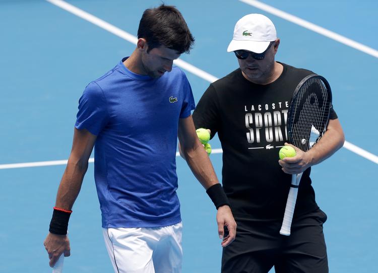Novak Djokovic bakkes, ikke uventet, fortsat solidt op af sin træner gennem mange år, Marián Vajda (th.), der forsikrer, at det serbiske tennisikon vil vende tilbage til sporten, når han han taget en pause.    Foto: Kin Cheung/Ritzau Scanpix
