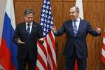 USA's udenrigsminister, Antony Blinken, og hans russiske kollega, Sergej Lavrov, lod sig fotografere inden fredagens møde på Hotel President Wilson i Genève. Ingen af dem medbragte de store forventninger.
 Foto: Russian Foreign Ministry/Ritzau Scanpix