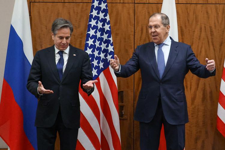 USA's udenrigsminister, Antony Blinken, og hans russiske kollega, Sergej Lavrov, lod sig fotografere inden fredagens møde på Hotel President Wilson i Genève. Ingen af dem medbragte de store forventninger.
 Foto: Russian Foreign Ministry/Ritzau Scanpix