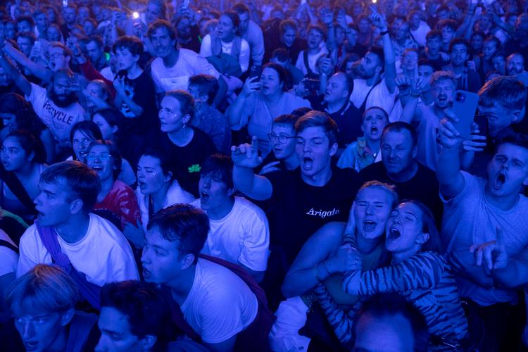Inden længe kan vi måske samles til koncert igen uden at vise hverken coronapas eller tage mundbind på. Vi kan måske også være 50.000 samlet igen, som da det danske band The Minds of 99 gav koncert i Parken i København  september 2021.  Foto: Marcus Emil Christensen