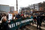En stor demonstration mod krav om coronapas bevægede sig lørdag eftermiddag igennem Stockholm mod Sergels Torv. Foto: Tt News Agency/Ritzau Scanpix