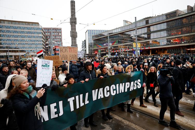 En stor demonstration mod krav om coronapas bevægede sig lørdag eftermiddag igennem Stockholm mod Sergels Torv. Foto: Tt News Agency/Ritzau Scanpix