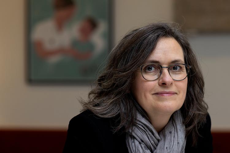 »Fødsler holder ikke op med at tage den tid, de nu engang tager. De kan ikke effektiviseres. Alligevel er der i vores budget en forventning om at skulle skære«, siger Lis Munk, 
formand for Jordemoderforeningen. Foto: Finn Frandsen
