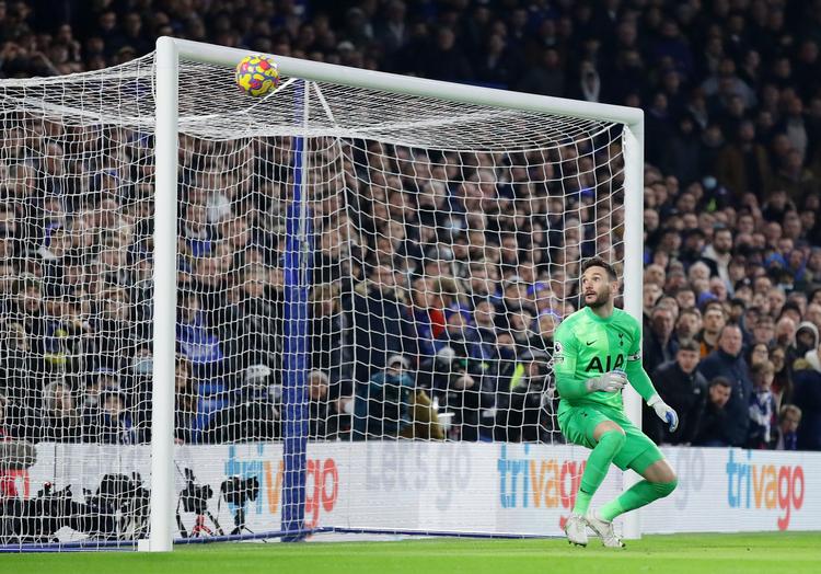  Tottenhammålmand Hugo Lloris måtte bare kigge langt efter bolden, da Hakim Ziech drejede den op i det ene målhjørne. Foto: David Klein/Ritzau Scanpix