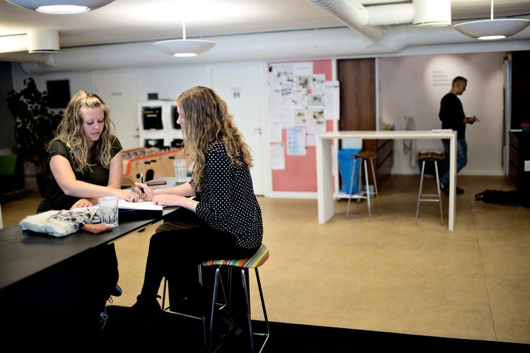 Det er især praktikforløb i en virksomhed, der er årsag til ansættelse af nyuddannede akademikere. 

Arkivfoto Foto: Joachim Adrian