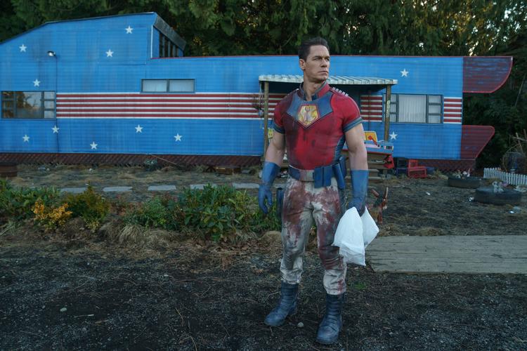 Muskelbøffen John Cena i rollen som antihelten Peacemaker har fået sin egen tv-serie, der er et spinoff af DC-filmen The Suicide Squad".  