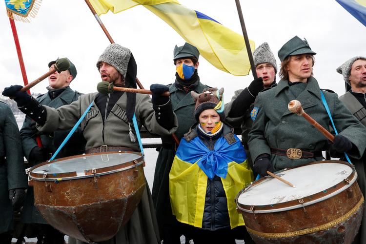 Ukrainere fotograferet lørdag i hovedstaden Kijev, hvor de fejrer nationaldagen.  Foto: Valentyn Ogirenko/Ritzau Scanpix