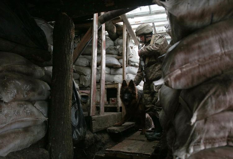 Denne soldat kan sammen med de øvrige ukrainere se frem til øget militær støtte fra Nato. Foto: Anatolii Stepanov/Ritzau Scanpix