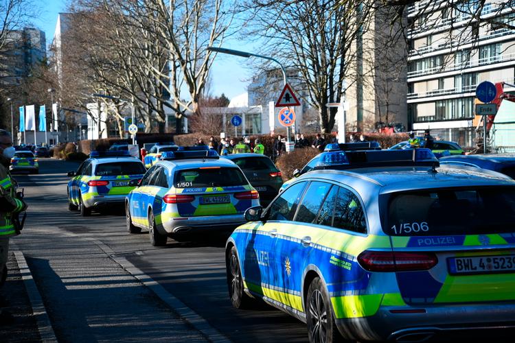 Et stort opbud af politi er udkommanderet til universitetet i Heidelberg. Foto: R.priebe/Ritzau Scanpix