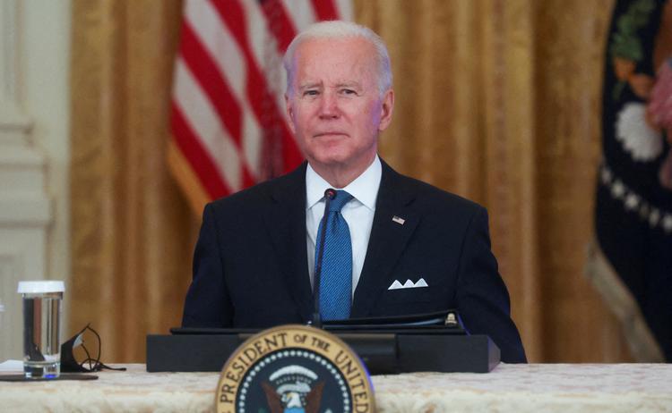 Joe Biden lytter til et spørgsmål fra F News-reporter Peter Doocy, som han efterfølgende kaldte søn af en kælling. 
 Foto: Leah Millis/Ritzau Scanpix
