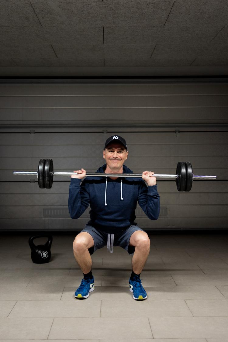 Allan Hansen kan i dag gøre de samme ting som før knæskaden i 2016. Men det kræver stadig, at han træner knæet et par gange om ugen. Her er han i gang med vægtene hjemme i garagen.  Foto: Thomas Borberg