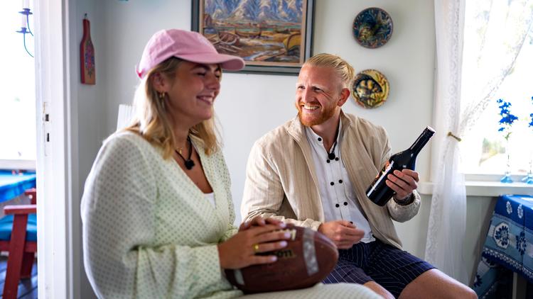 Nanna og Morten slår tiden ihjel med konkurrencer og prøver at drikke sig mod til at nærme sig hinanden. Foto: André Blinkilde / TV 2