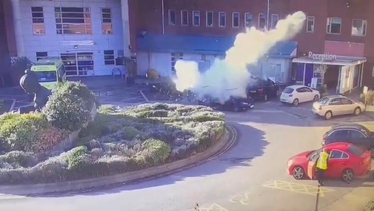 Eksplosionen fra terroristens bombe blev fanget af et overvågningskamera ud for Liverpools kvindehospital. Foto: Cctv/Ritzau Scanpix