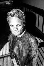 Viggo Bjerring (f. 1981) debuterede i 2016 med novellesamlingen 'Balancekatten' og udgav samme år  kortromanen 'QWERTY'. 'Verdenshjertet' er hans første roman. Foto: Frej Rosenstjerne